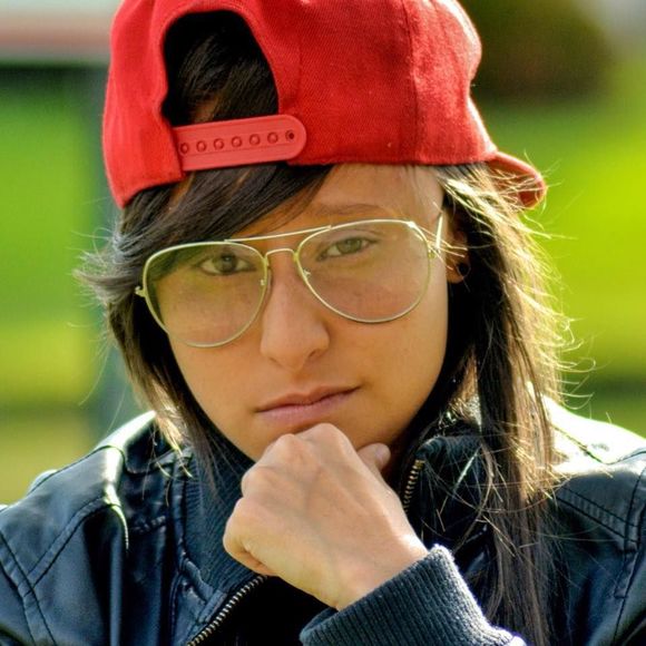 Meet your Posher, Shadra - Picture 1 of 1